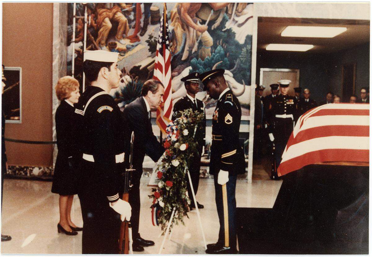 President Richard Nixon places a wreath before Truman’s casket in the lobby of the Truman Library in December 1972.