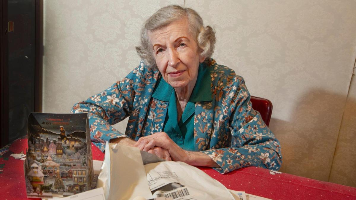 Louise Pfankuche, 94, didn’t get mail delivered to her Kansas City home for two weeks. She was waiting for her medications and Evergy bills. She finally got a big stack of mail, 17 pieces, on Wednesday that she says barely fit in her mailbox. Including a pop-up Christmas card that was mailed on Nov. 17.