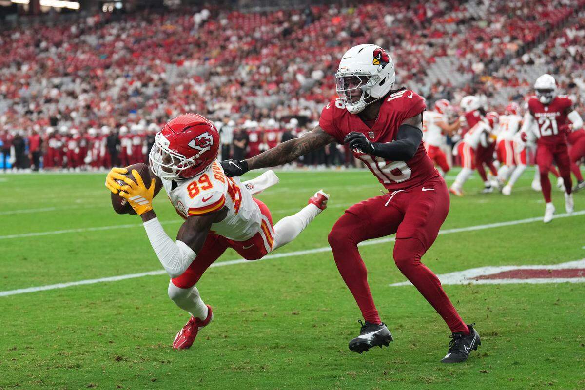 Kansas City Chiefs receiver Jason Brownlee (89) makes a touchdown catch against Arizona Cardinals cornerback Max Melton (16) during the first half at State Farm Stadium on Aug. 9, 2025.