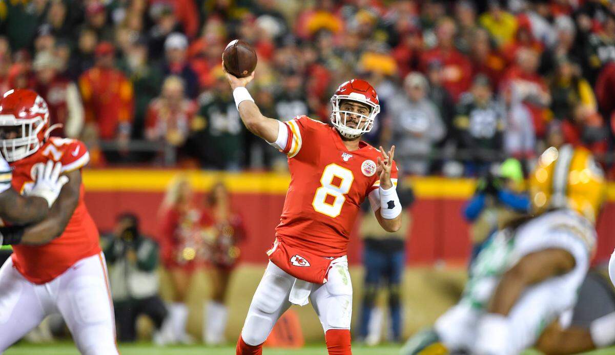 Kansas City Chiefs quarterback Matt Moore throws for a completion to wide receiver Tyreek Hill in the second quarter against the Green Bay Packers Sunday, October 27, 2019 at Arrowhead Stadium in Kansas City, Missouri.