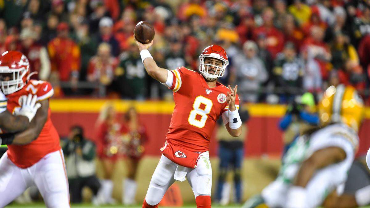Kansas City Chiefs quarterback Matt Moore throws for a completion to wide receiver Tyreek Hill in the second quarter against the Green Bay Packers Sunday, October 27, 2019 at Arrowhead Stadium in Kansas City, Missouri.
