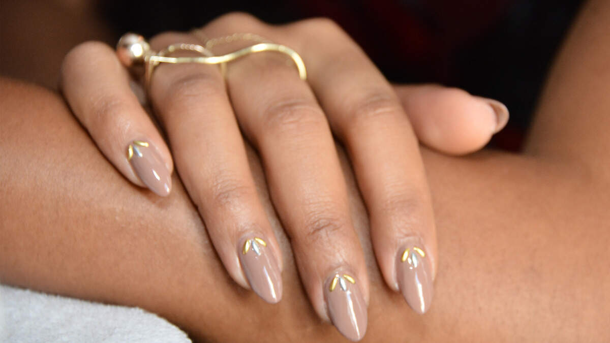 Press on nails can last up to 2 weeks with the right prep and brand. Compare Olive & June, KISS, Glamnetic, Static Nails and more, plus expert tips.