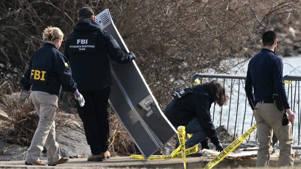 Investigators gather pieces of wreckage along the Potomac River. American Airlines flight 5342 on approach to Reagan National Airport crashed into the river after colliding with a US Army helicopter, near Washington, D.C.