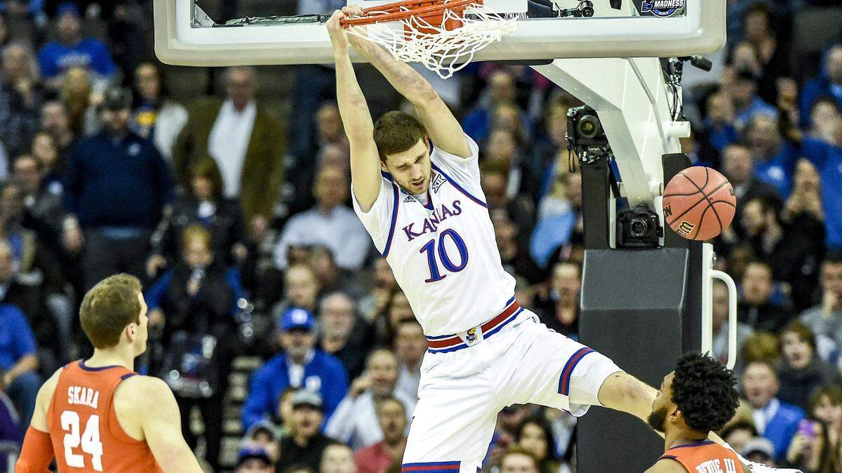 Kansas’ Svi Mykhailiuk dunked during the first half of Friday’s NCAA Tournament Sweet 16 against the Clemson Tigers in Omaha, Neb.