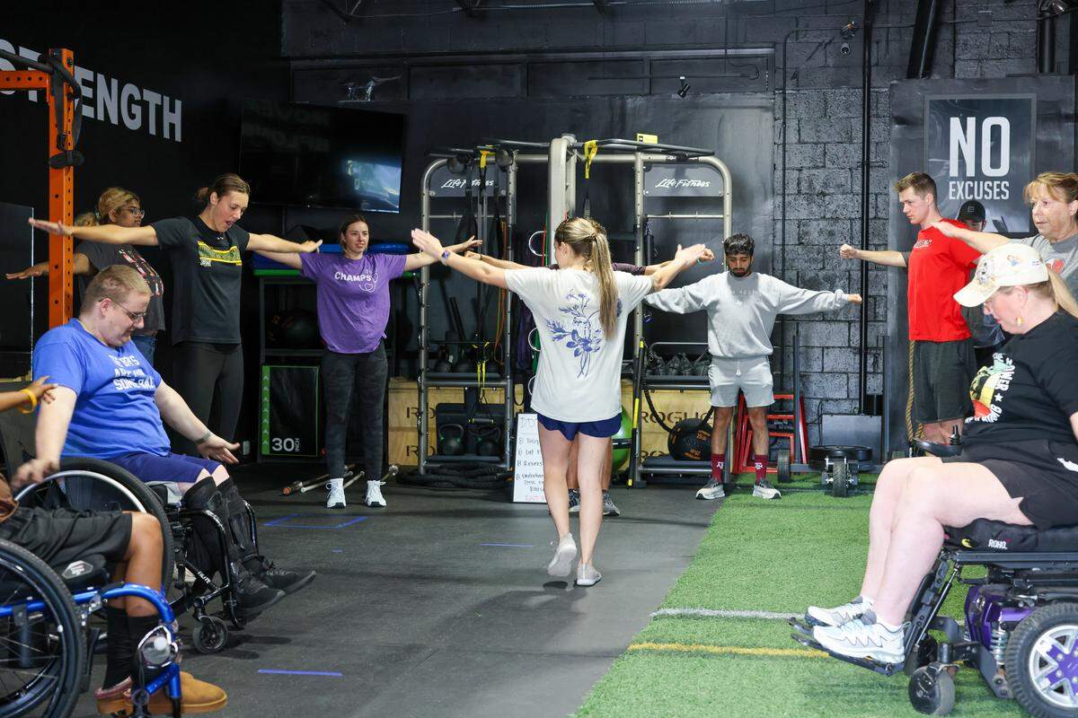 A group works out together during a session at INCLŪSIV Wellness, a gym in Midtown Kansas City. 