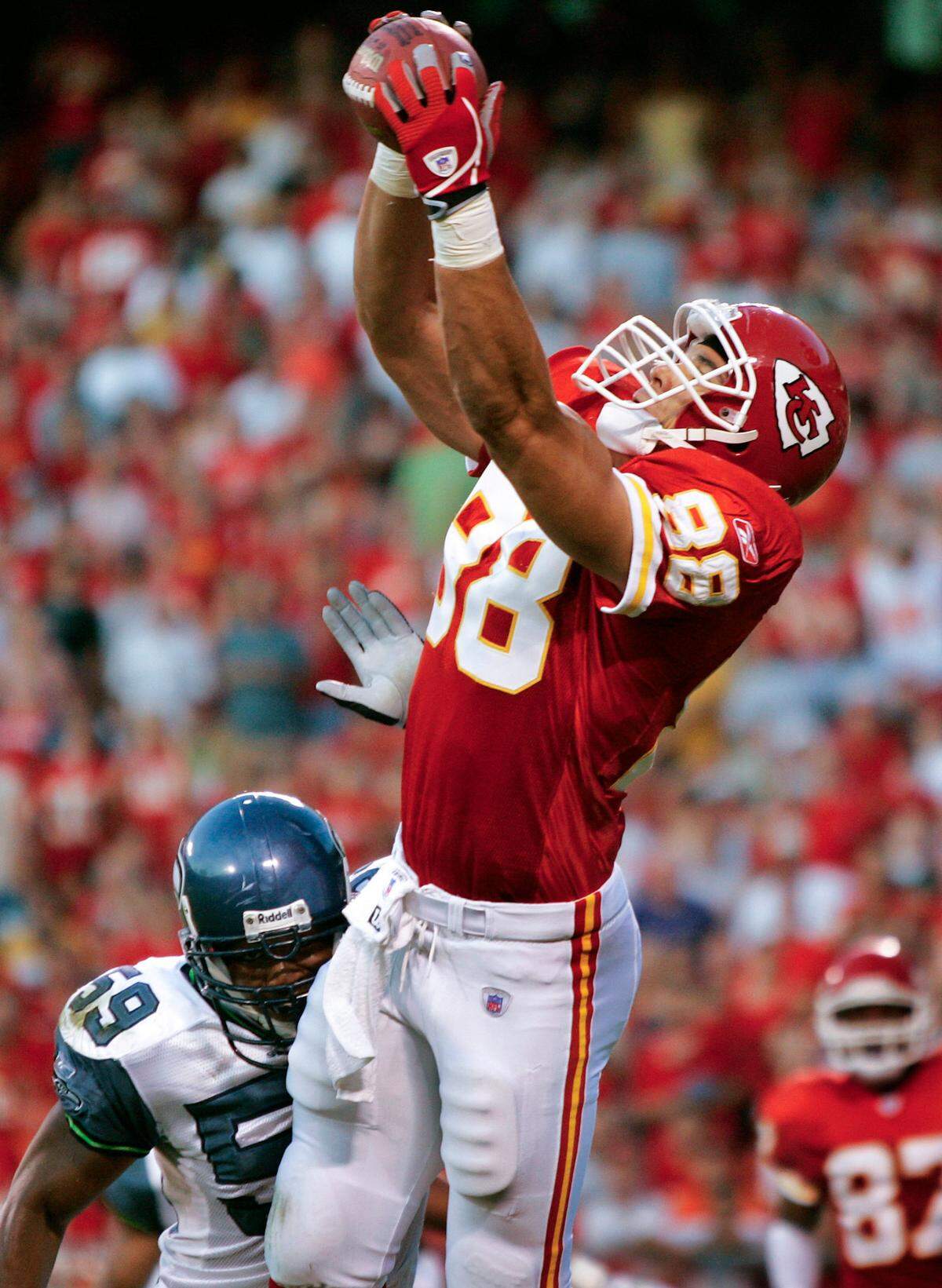 Kansas City Chiefs tight end Tony Gonzalez hauled in a touchdown catch over the defense of Seattle Seahawks linebacker Tracy White, left, on Aug. 27, 2005, at Arrowhead Stadium.