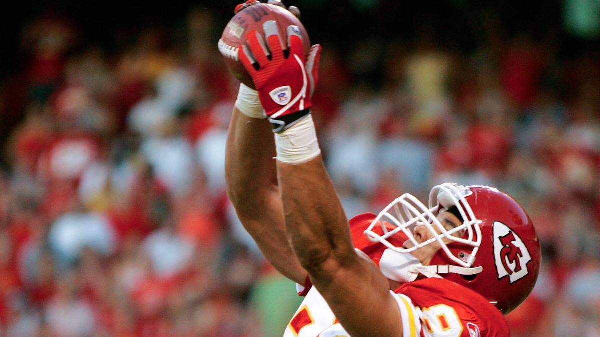 Legendary Kansas City Chiefs tight end Tony Gonzalez is scheduled to place one of Missouri’s first legal bets on sports on Monday to mark the state’s rollout of sports gambling. 