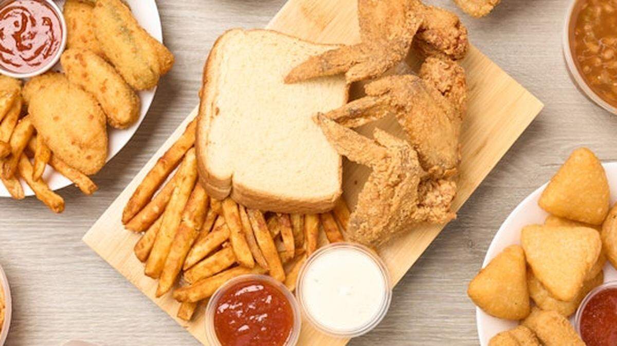 KC Fry Bros is a new restaurant serving chicken and seafood.