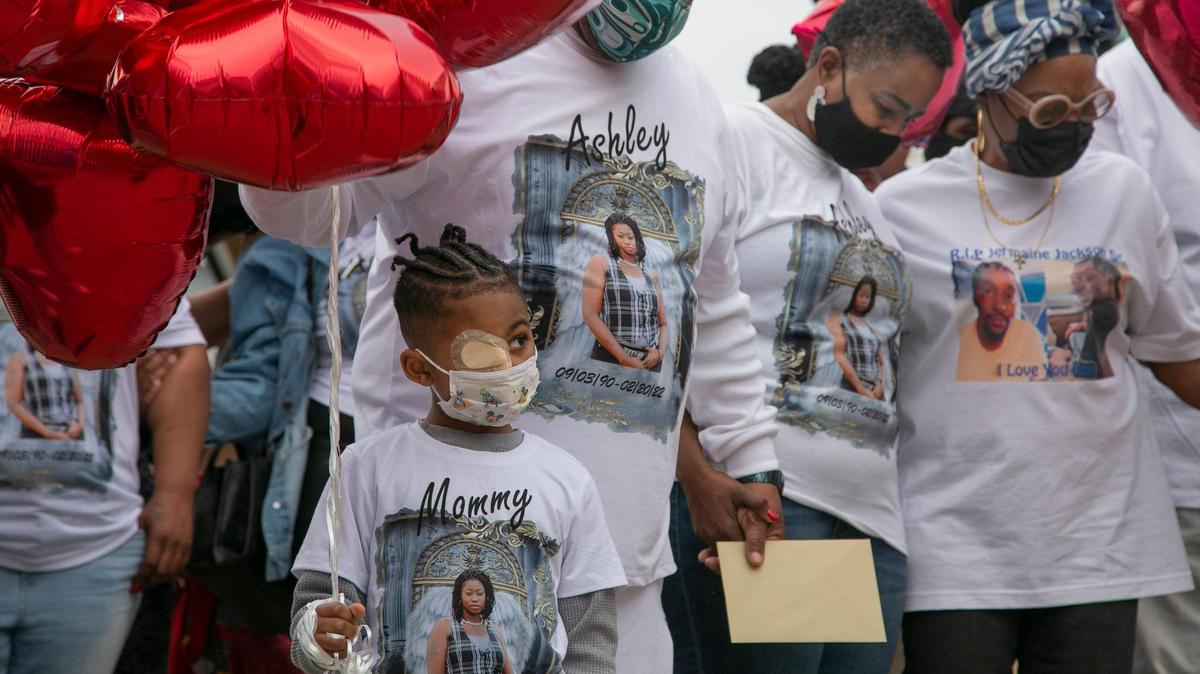 KC Mothers in Charge hosted a prayer vigil Friday, March 4, 2022, for the double homicide of Ashley Pettiford, 31, and Jermaine Jackson, 34, who were killed February 22, 2022 while sitting in a car at Linwood and Agnes in Kansas City. In attendence were Prince Moore, 5, Pettiford’s son who was also shot, Noland Sanders, Pettiford’s father, her mother Carolyn Pettiford, Toni Jackson, Jermaine’s mom and Cleotha Jackson, Jermaine Jackson’s father.