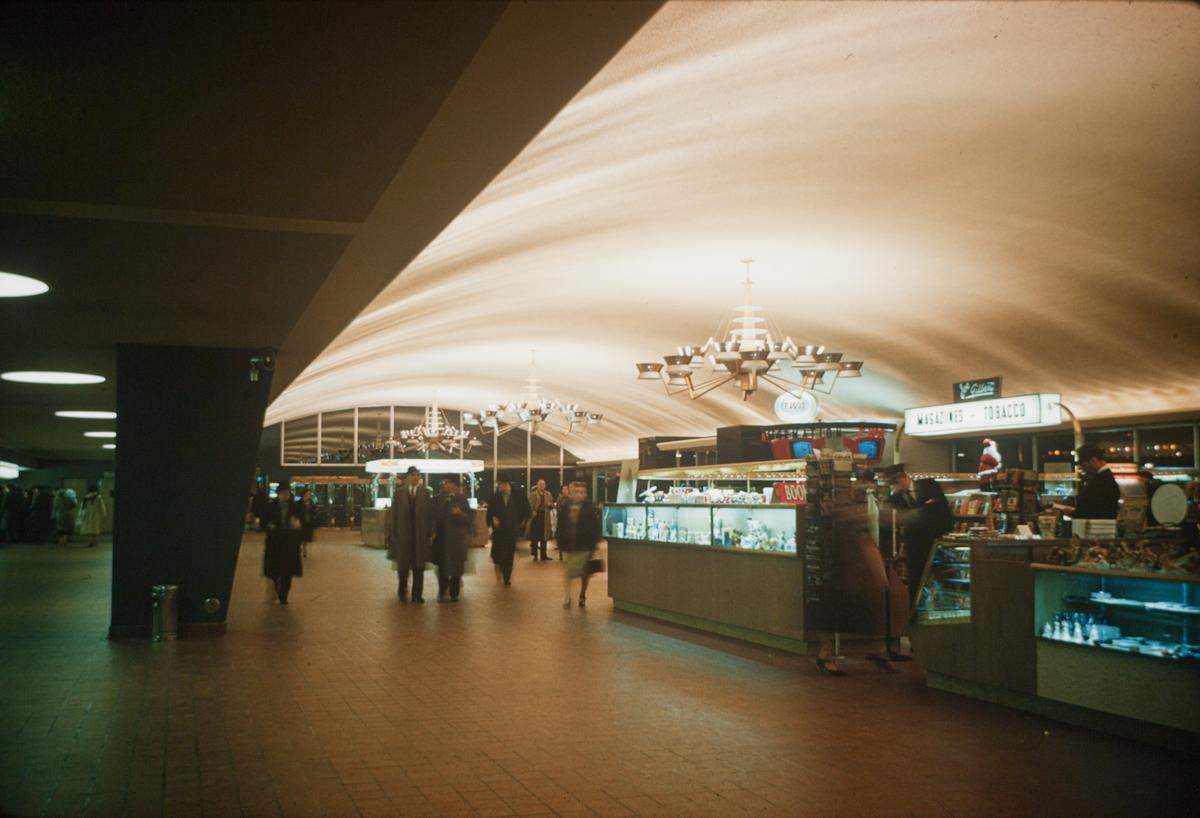 Joe Gilbert’s magazine and tobacco stand at the Municipal Airport in 1959. From the Dorothea Eldridge Slide Collection.