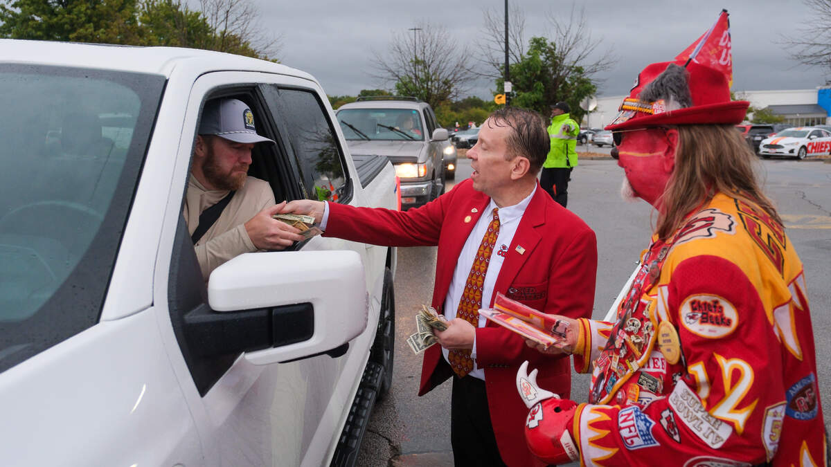 Despite rain, Red Thursday brings KC Chiefs fans together to help local families