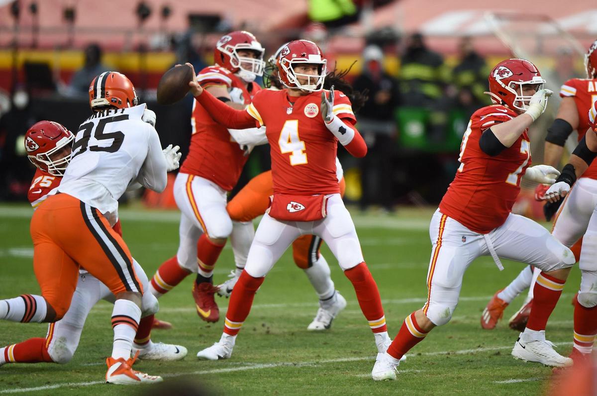 Kansas City Chiefs quarterback Chad Henne throws in the fourth quarter against the Cleveland Browns Sunday, January 17, 2021, at Arrowhead Stadium in Kansas City, Missouri.
