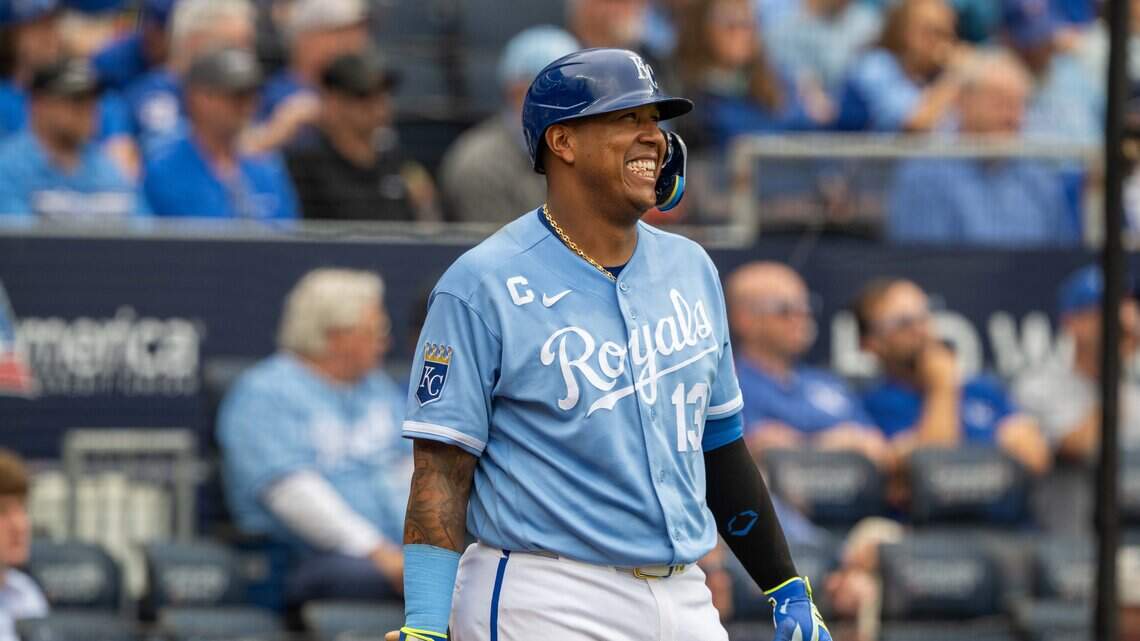 Royals’ Salvador Perez aggravates right elbow in Wednesday’s loss to Dodgers