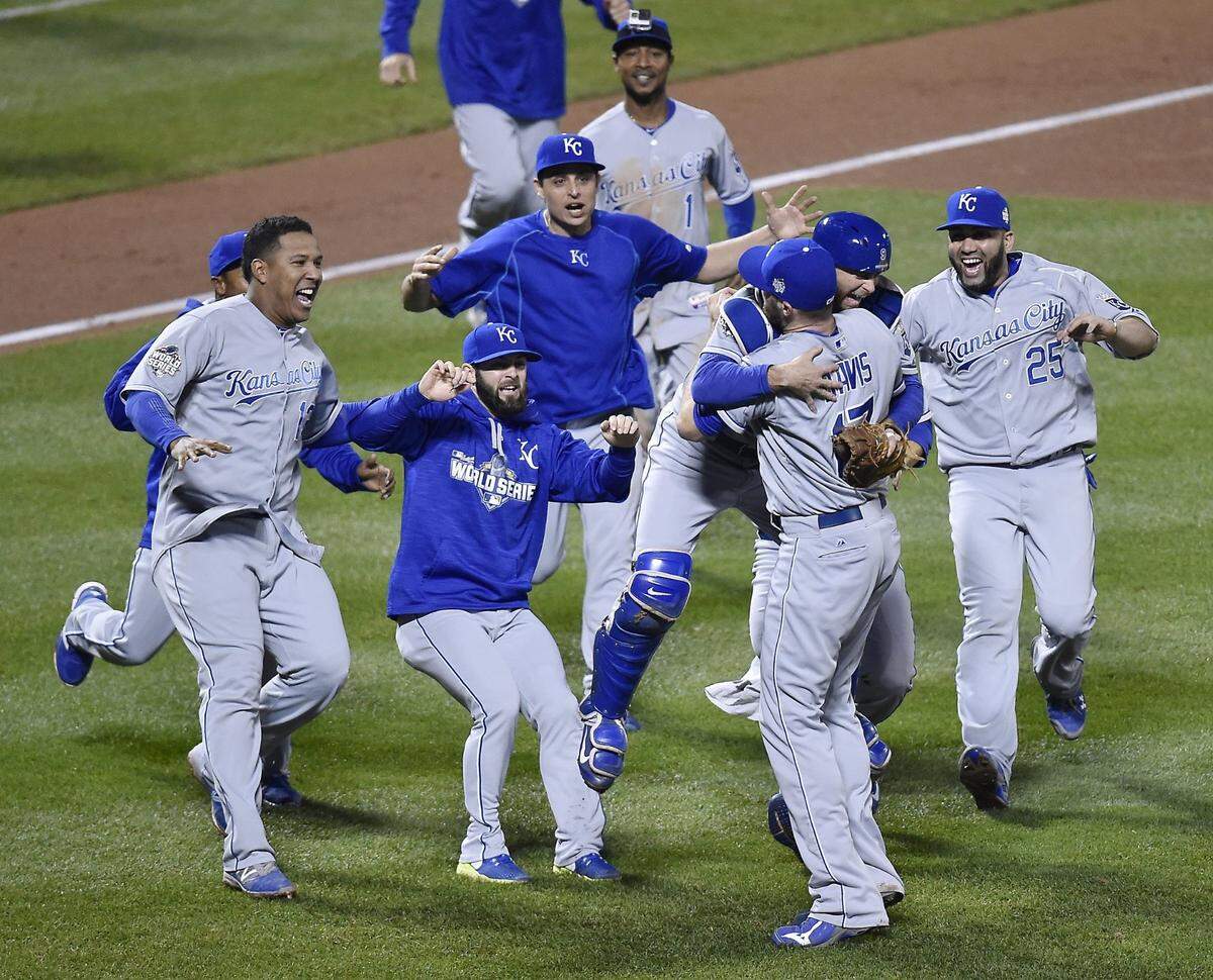 The Kansas City Royals rush to relief pitcher Wade Davis to celebrate after defeating the New York Met 7-2 to win the World Series on November 1, 2015 at Citi Field in New York.