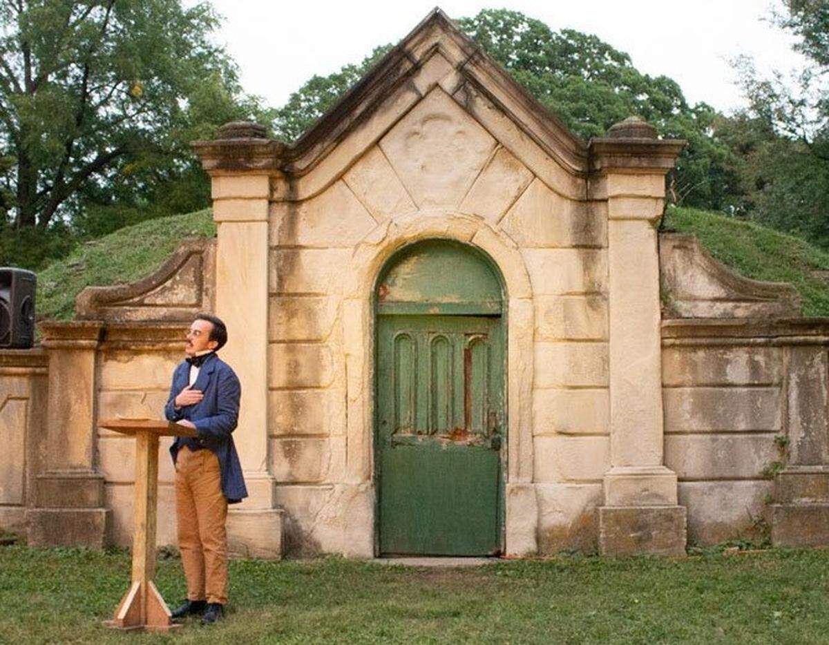 R.H. Wilhoit performs in “Electric Poe,” which will return to Union Cemetery.