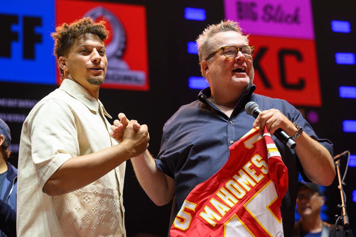 Eric Stonestreet, seen here with Chiefs quarterback Patrick Mahomes at the Big Slick Party & Show in June, went on social media to rave about Osteria Bianchi.