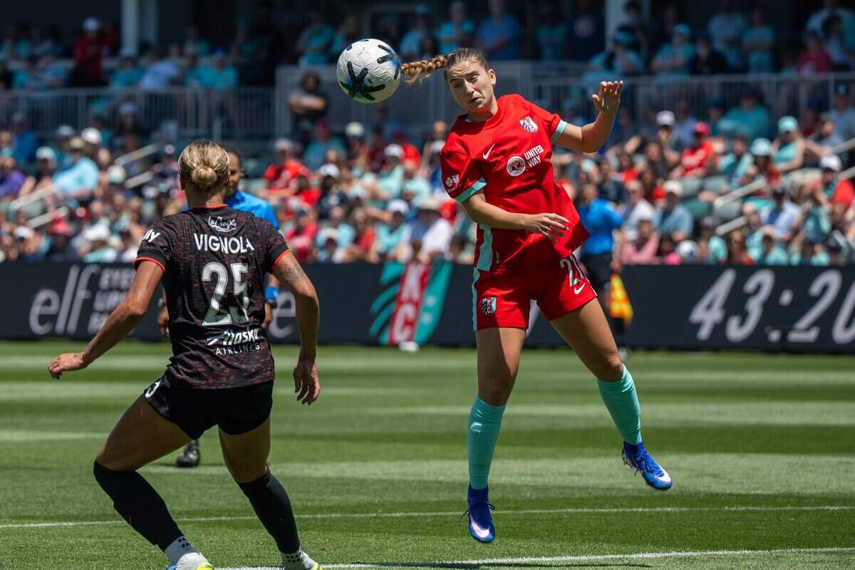 Kansas City Current forward Ally Sentnor (21) heads the ball in the Current's match vs. Portland Thorns FC on Sunday, May 24, 2026, at CPKC Stadium.