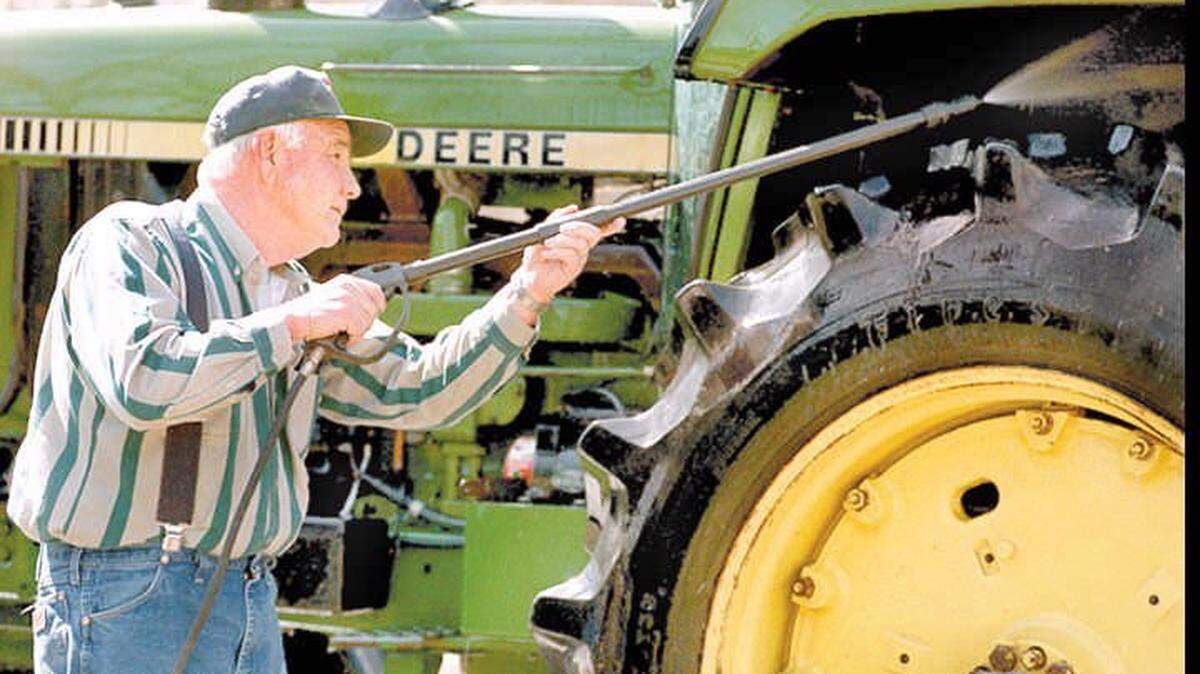 A year of change for KCK Former Kansas City, Kan., Mayor Joe Steineger has been doing farm work since his failed reelection bid last year and says he is ‘doing fine.’ He spent much of last week preparing some of his farm equipment for auction. Story, A6.