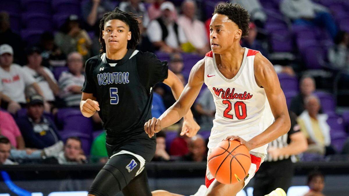 Lake Highlands High School guard Tre Johnson (20) handles the ball against the Newton Rams during the 49th annual City of Palms Classic at Suncoast Arena in Ft. Myers, Florida, on Friday, Dec. 16, 2022. Johnson is a top basketball recruit in the class of 2024 and plays on the Nike EYBL circuit with Houston Hoops.