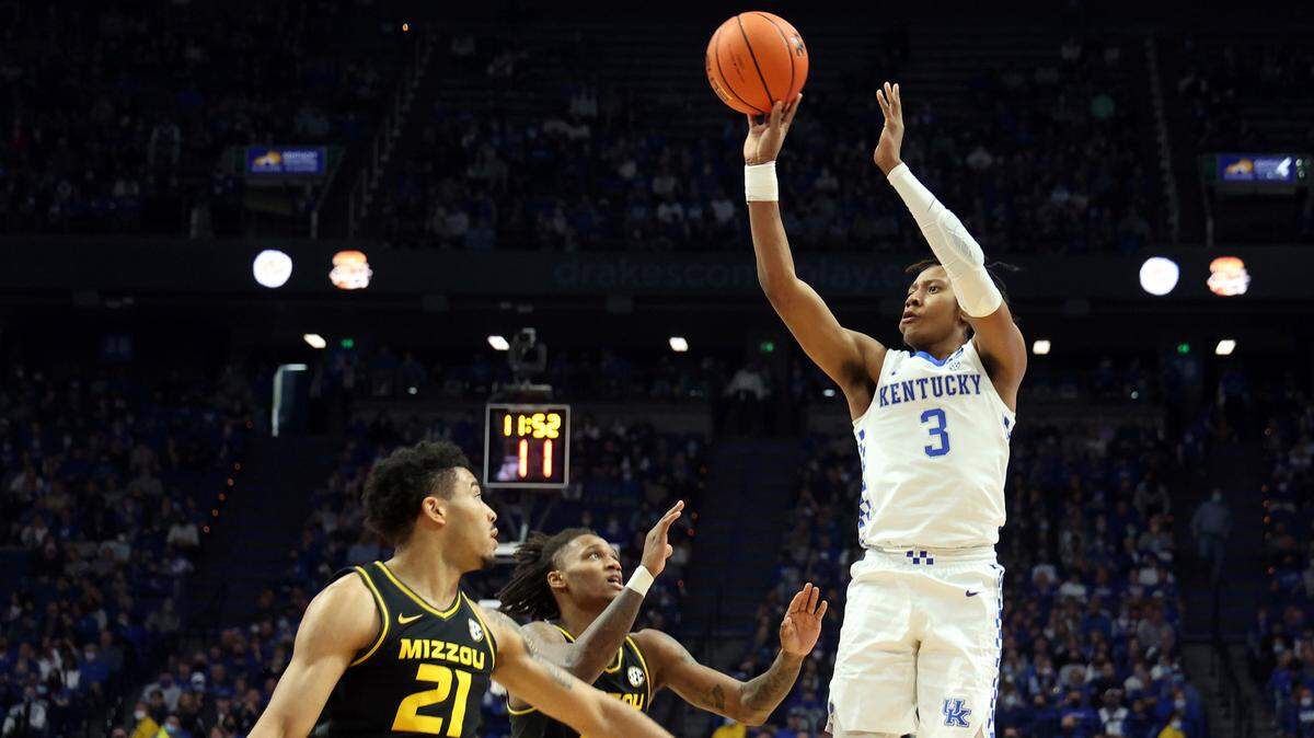 Kentucky’s Tyty Washington Jr. (3) shoots over Missouri’s Ronnie DeGray III (21) and Dajuan Gordon (12) during the first half of an NCAA college basketball game in Lexington, Ky., Wednesday, Dec. 29, 2021. (AP Photo/James Crisp)