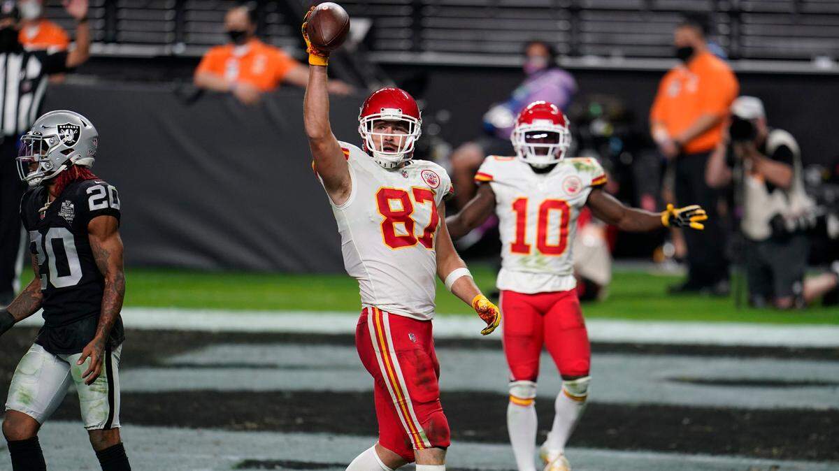 Kansas City Chiefs tight end Travis Kelce #87 celebrates after catching a touchdown pass during the second half against the Las Vegas Raiders in an NFL football game, Sunday, Nov. 22, 2020, in Las Vegas. (AP Photo/Jeff Bottari)