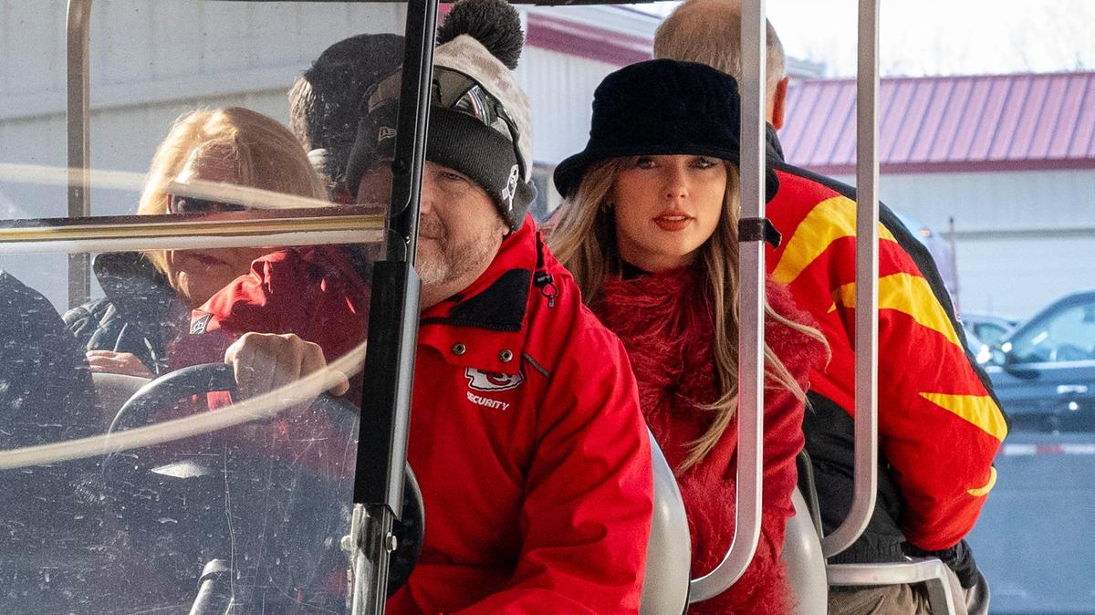 Taylor Swift arrived at GEHA Field at Arrowhead Stadium Saturday with her parents, Andrea Swift and Scott Swift.