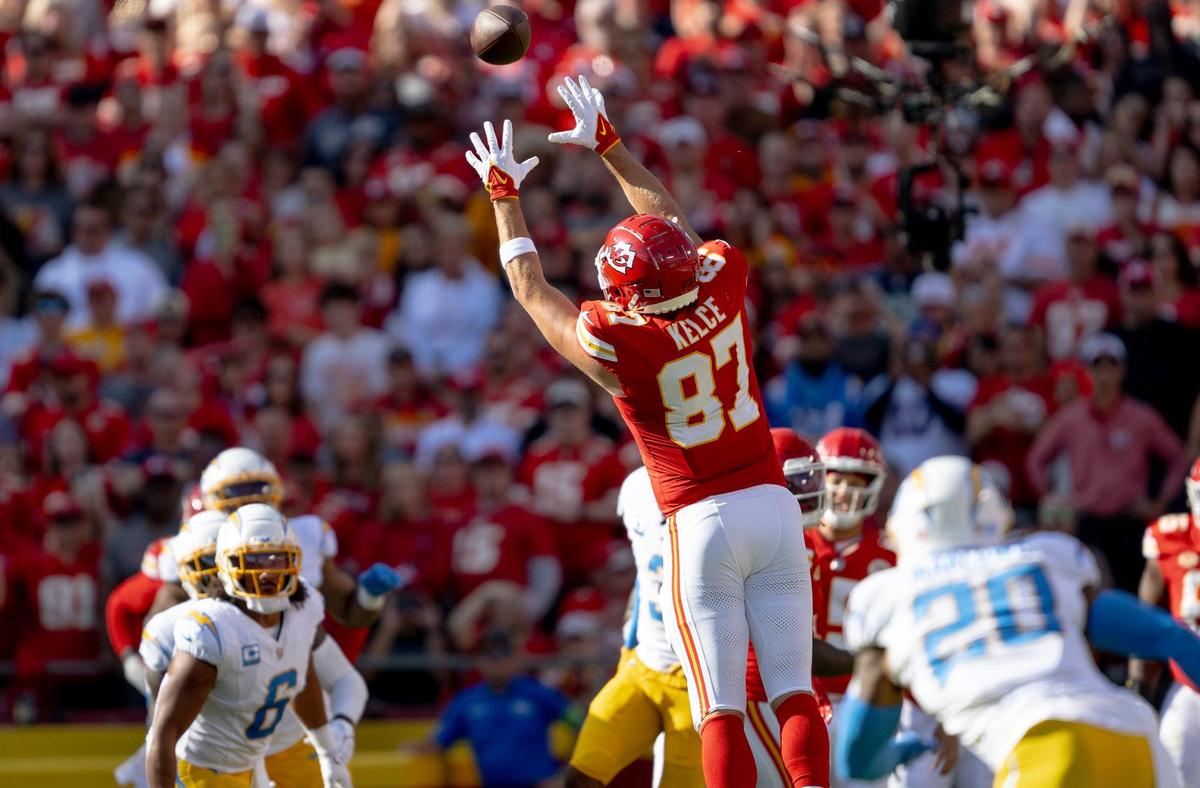 Kansas City Chiefs tight end Travis Kelce (87) catches a pass against the Los Angeles Chargers during Sunday’s game at GEHA Field at Arrowhead Stadium.