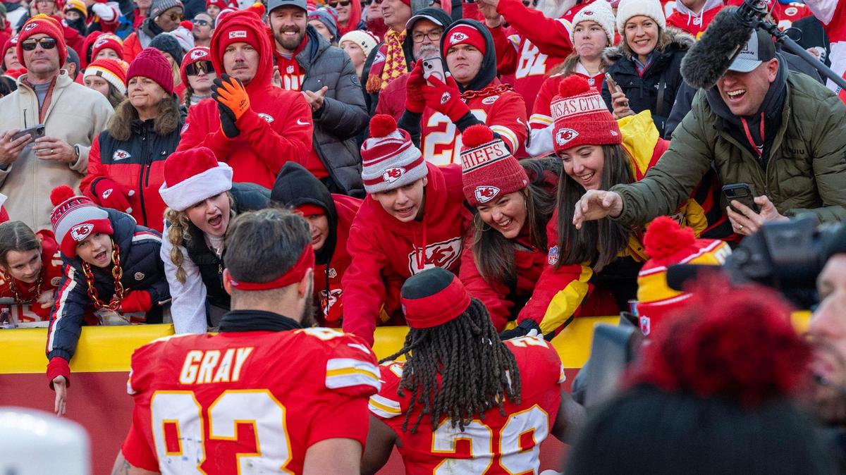 Kansas City Chiefs running back Kareem Hunt (29) greets fans after the Chiefs’ 27-19 victory over the Houston Texans on Saturday, Dec. 21, 2024, at GEHA Field at Arrowhead Stadium.