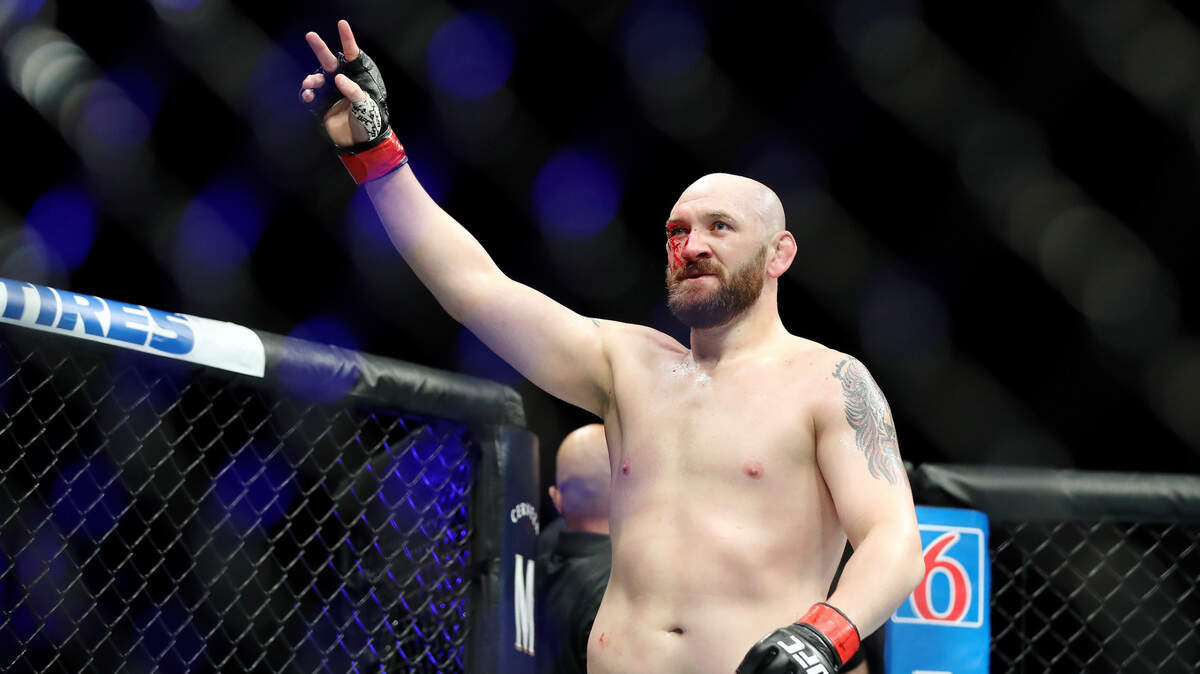 Zak Cummings waves to the crowd after a win over Trevin Giles. Cummings will fight back home in Kansas City this weekend.