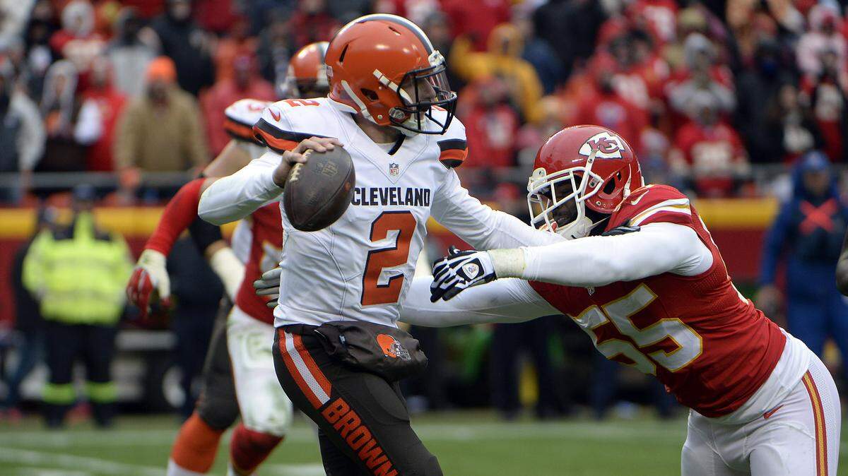 Cleveland Browns quarterback Johnny Manziel was pressured by Kansas City Chiefs linebacker Dee Ford (55) in the first half at Arrowhead Stadium.