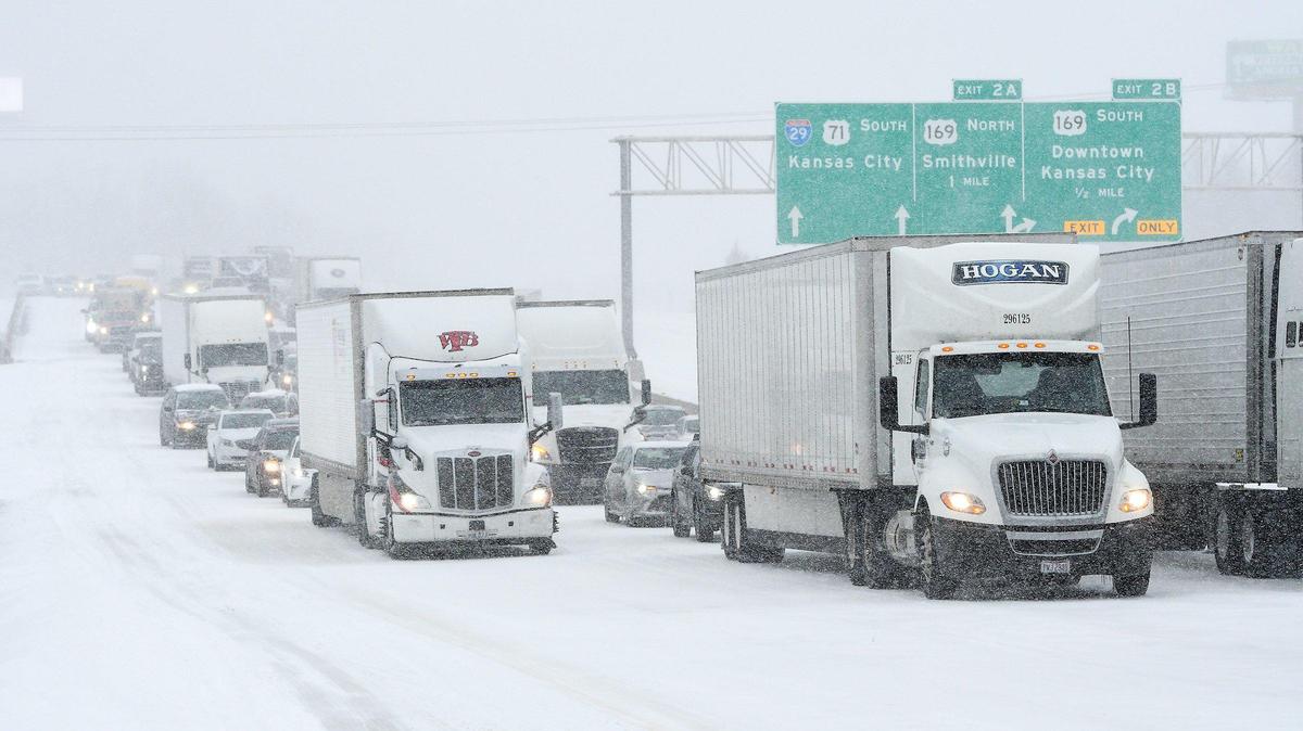 Road conditions quickly deteriorate as heaviest of snowfall begins in Kansas City