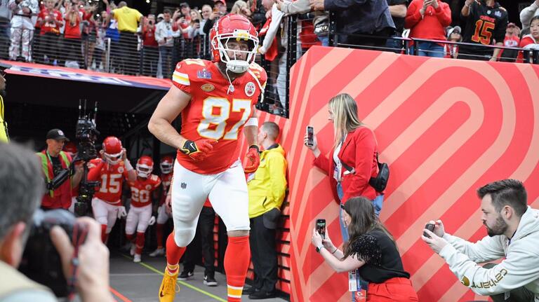 An irate Travis Kelce bumped Andy Reid on sideline after Chiefs lost fumble