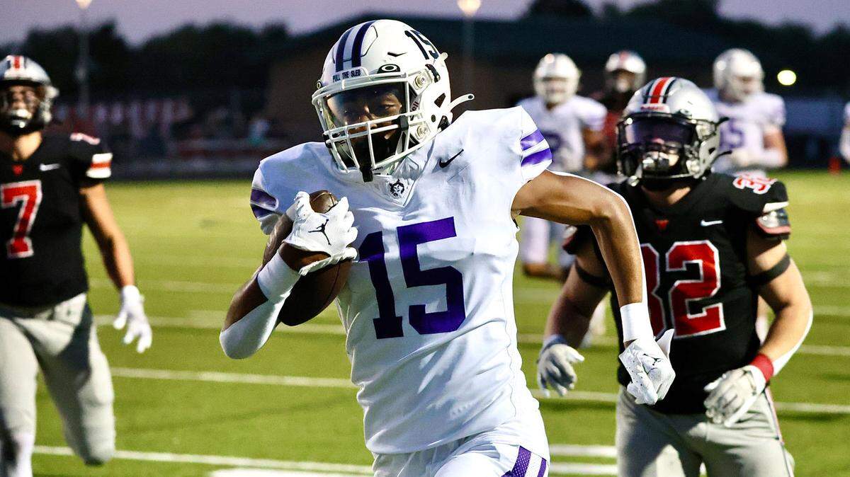 Sophomore Ayden McGibboney races for a 26-yard touchdown during Blue Valley Northwest’s 27-14 victory over Blue Valley West on Friday night.