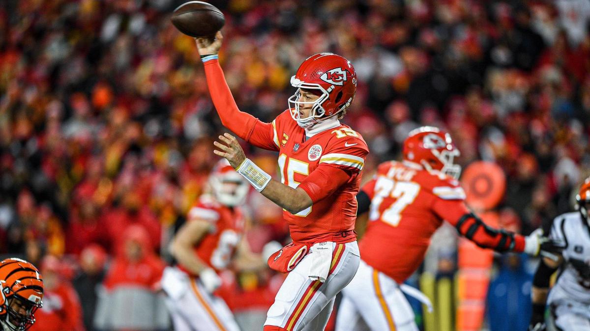 Talking Chiefs-Bengals, AFC title game & Super Bowl with Star writers + you at 12a.m.