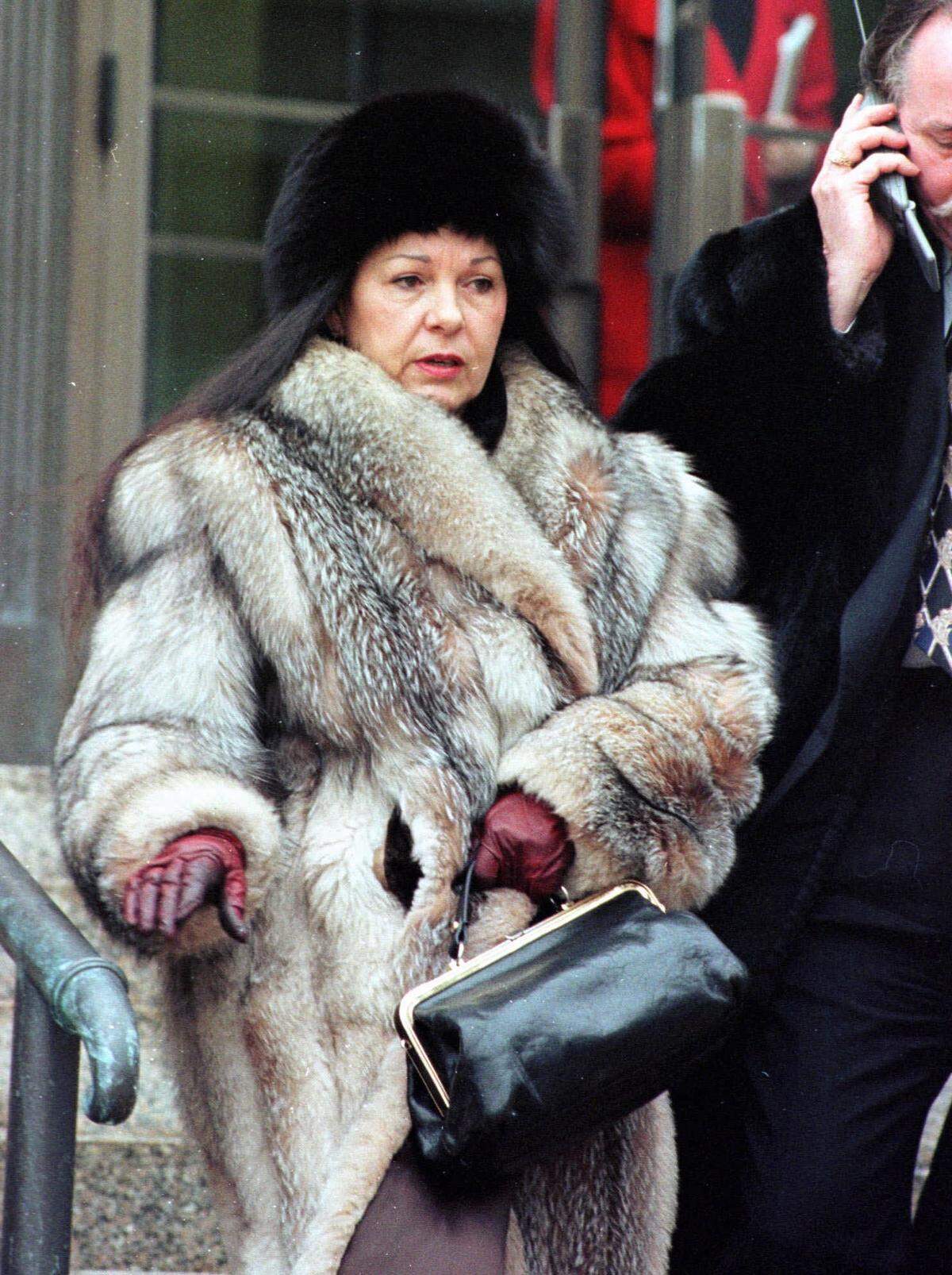 In 1998, Mary Goodale walked out of the federal courhouse in Kansas City after attending the arraignment of her Plaza carriage competitor, M.J. L’Donna.