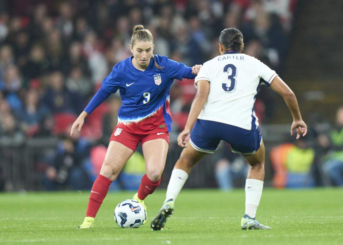 United States forward Ally Sentnor (9) and England defender Jess Carter (3) in the second half of an International friendly at Wembley Stadium on Nov. 30, 2024.
