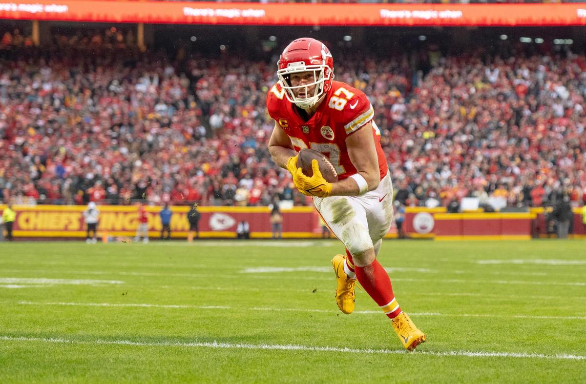 Kansas City Chiefs tight end Travis Kelce (87) runs for a touchdown against the Jacksonville Jaguars during an NFL Divisional Round playoff game at GEHA Field at Arrowhead Stadium on Saturday, Jan. 21, 2023.