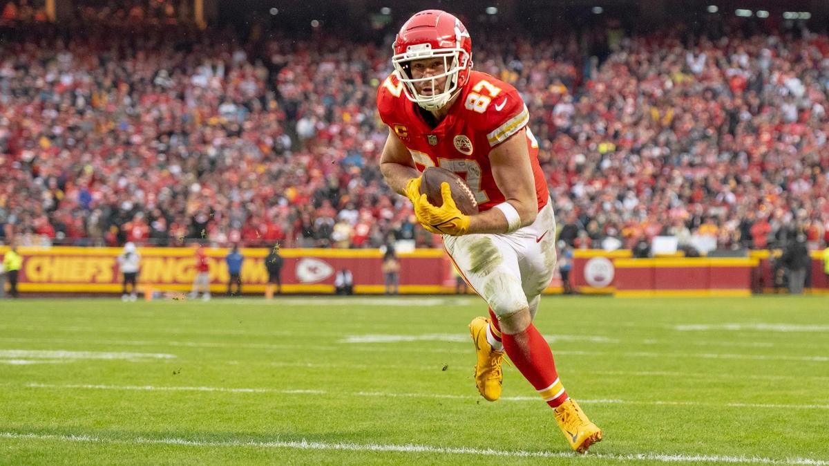 Kansas City Chiefs tight end Travis Kelce (87) scores a touchdown against the Jacksonville Jaguars during an NFL Divisional Round playoff game at GEHA Field at Arrowhead Stadium on Saturday, Jan. 21, 2023.
