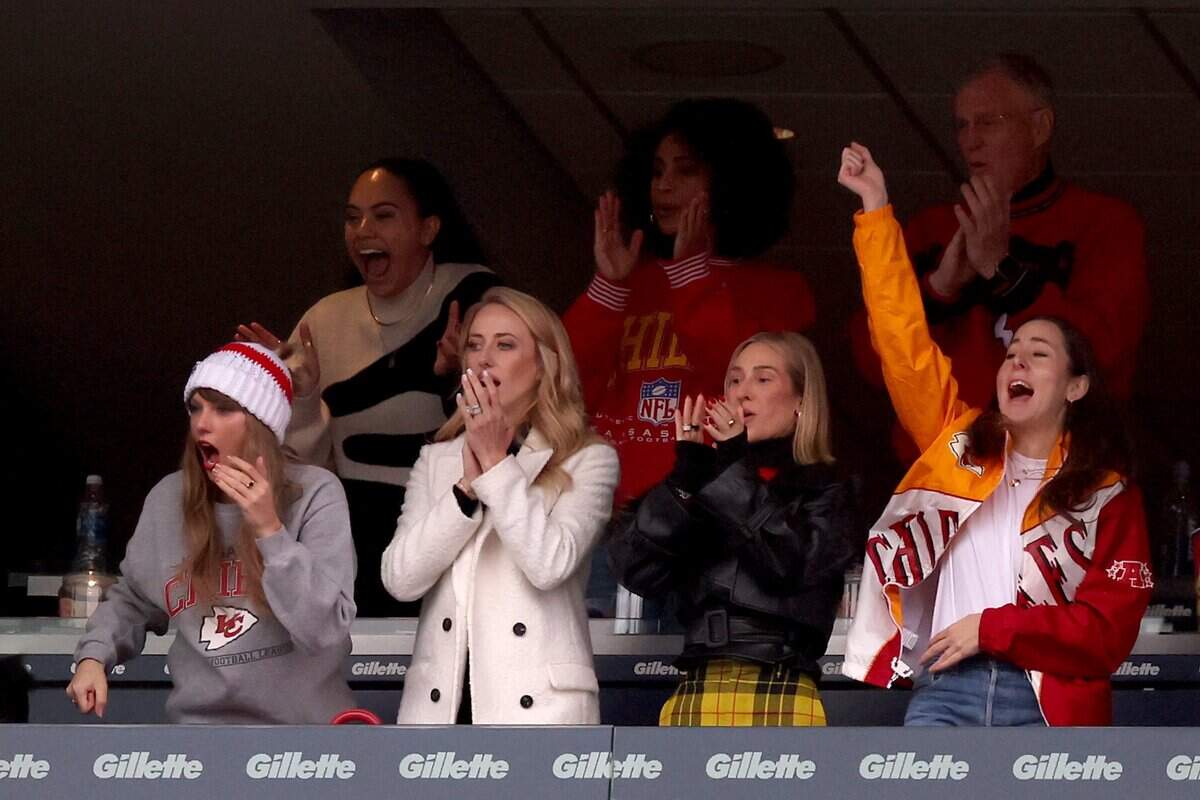 Taylor Swift, Brittany Mahomes, Ashley Avignone, Alana Haim, and Scott Swift cheer during the second quarter of a game between the Kansas City Chiefs and the New England Patriots at Gillette Stadium on December 17, 2023 in Foxborough, Massachusetts.