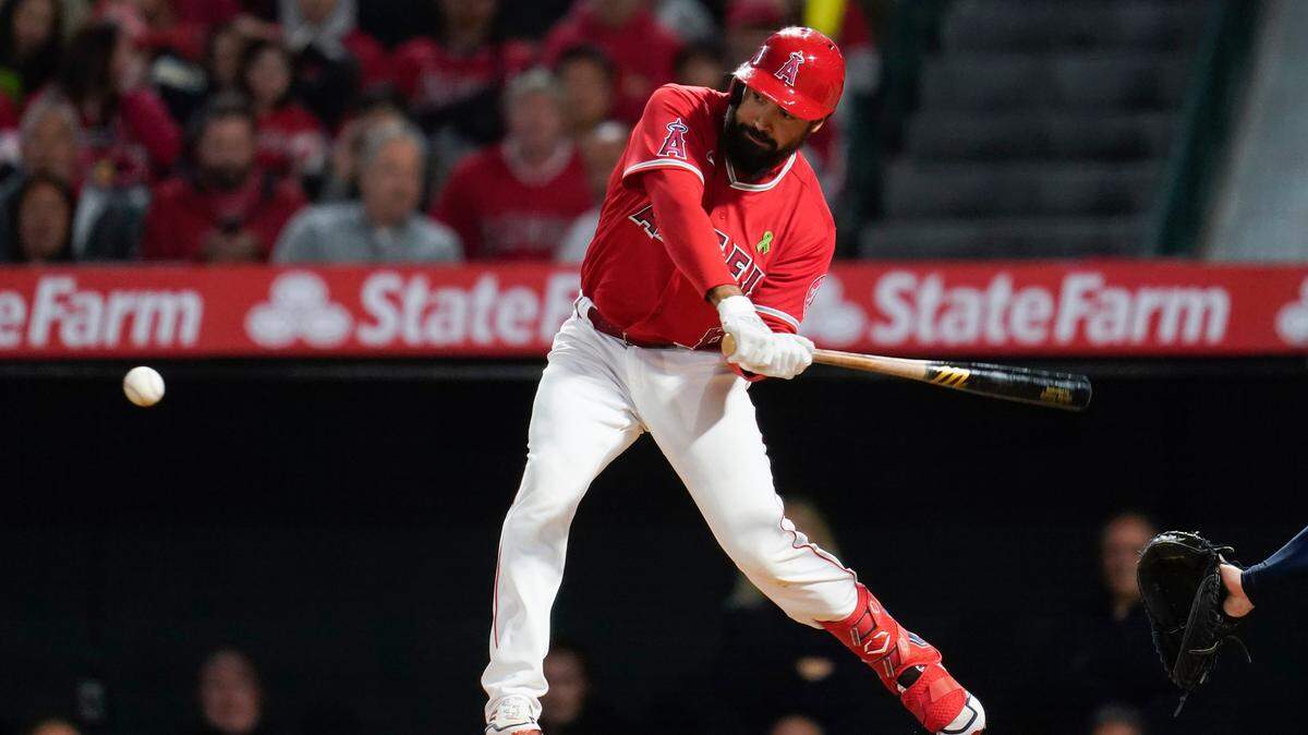Los Angeles Angels’ Anthony Rendon (6) hits a home run during the eighth inning of a baseball game against the Tampa Bay Rays in Anaheim, Calif., Tuesday, May 10, 2022. Shohei Ohtani also scored. (AP Photo/Ashley Landis)