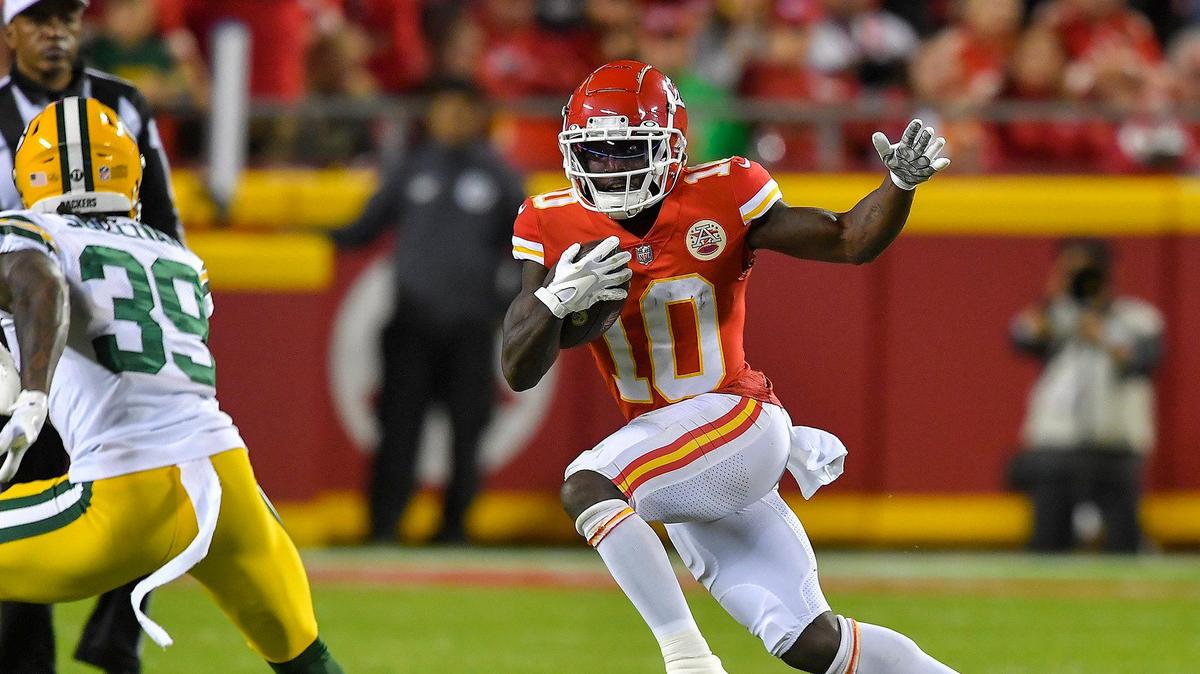 Kansas City Chiefs wide receiver Tyreek Hill runs the ball in the third quarter of the Kansas City Chiefs game against the Green Bay Packers at GEHA Field at Arrowhead Stadium Sunday, Nov. 7, 2021.