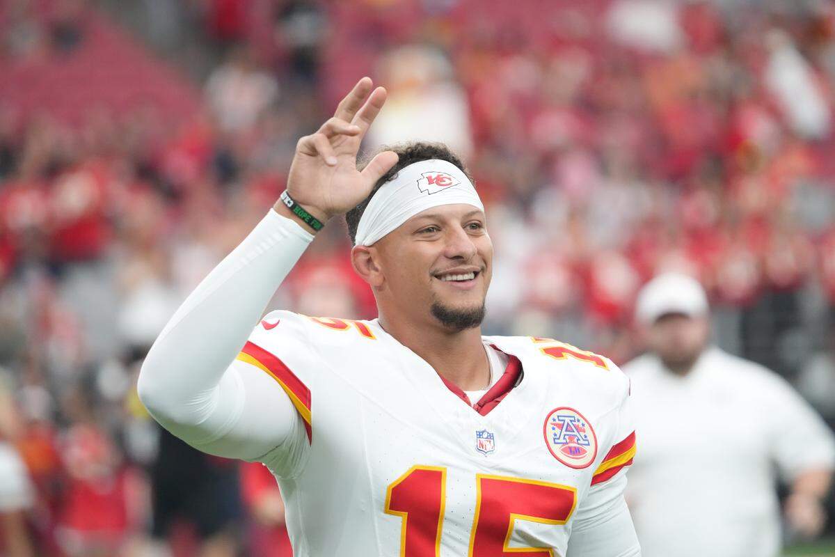 Kansas City Chiefs quarterback Patrick Mahomes (15) waves before the game against the Arizona Cardinals at State Farm Stadium on Aug. 9, 2025.
