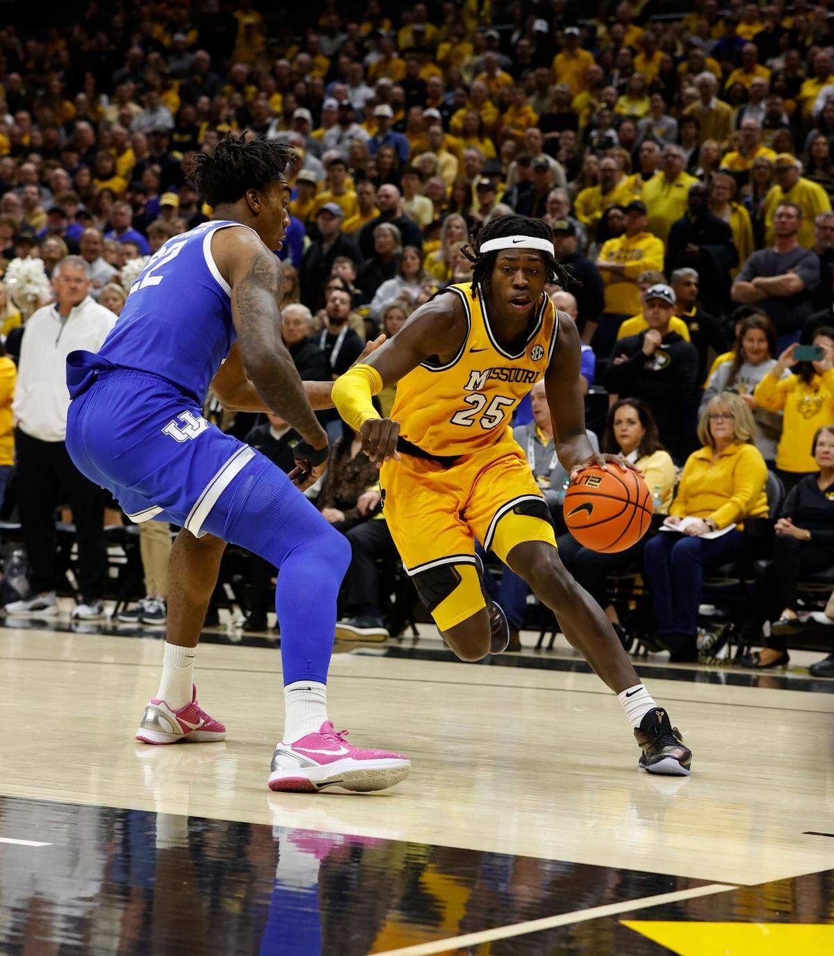 Missouri Tigers guard Mark Mitchell (25) drives past Kentucky Wildcats center Amari Williams (22) in the first half at Mizzou Arena on March 8, 2025.