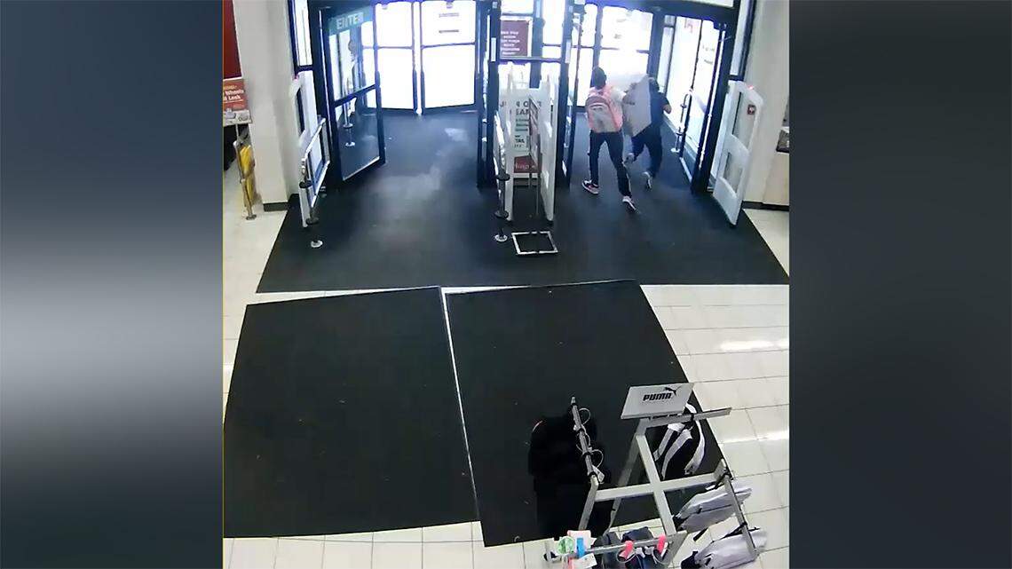 Sospechosa empuja a empleada y le fractura el brazo durante robo en Overland Park