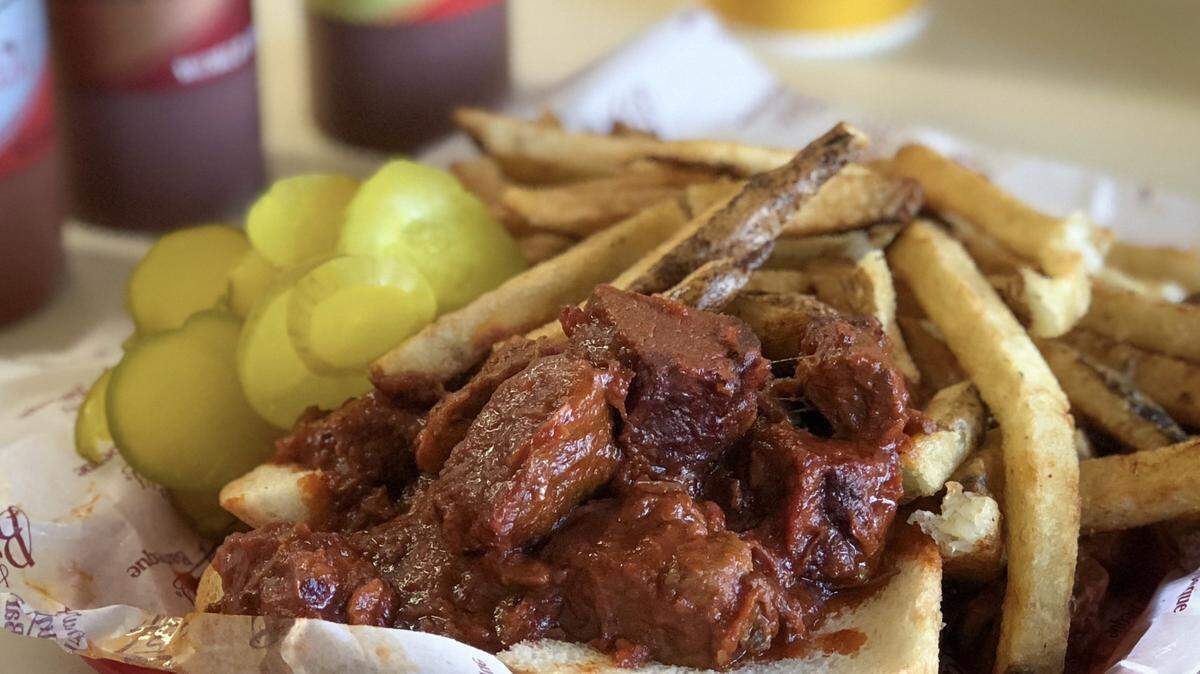 Burnt ends are served with a matching pile of fries at Arthur Bryant’s Barbeque restaurant. One of its owners is collaborating on a bridge restaurant over the Kansas River.