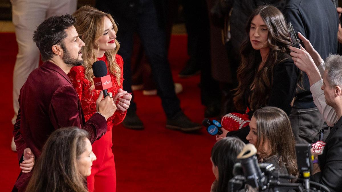Hunter King and Tyler Hynes, the stars of Hallmark’s Holiday Touchdown: A Chief’s Love Story,” walked the red carpet at the movie premiere on Saturday, Nov. 30, 2024, at the Sheraton Kansas City Hotel at Crown Center.