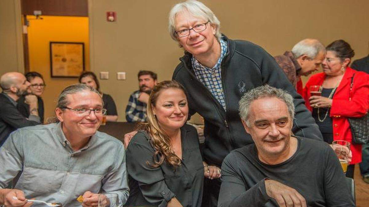 
Spanish chef Ferran Adriá (right) enjoys Joe’s Kansas City barbecue and Boulevard beer with chef Michael Smith (far left) and wife Nancy, and Nelson-Atkins director Julián Zugazagoitia.
