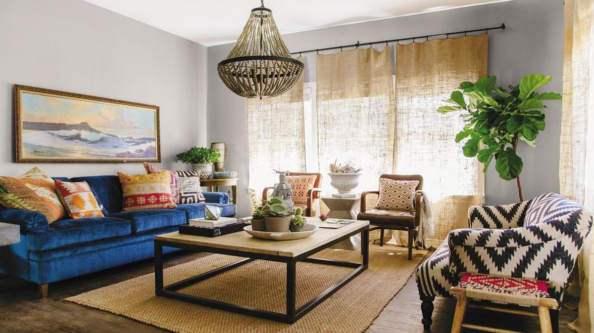 
A traditional sofa and coffee table create an inviting and comfortable sitting area. The nomadic touch comes from the objects from different cultures and aesthetics that the homeowner has brought back from traveling.
