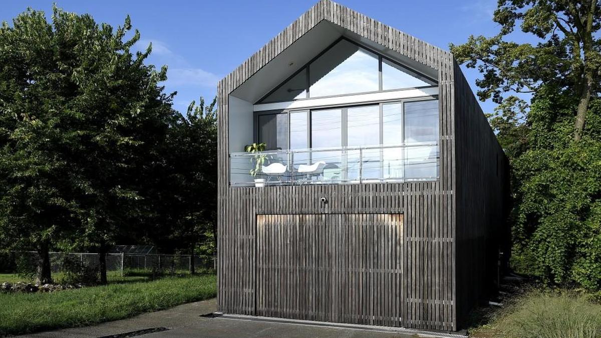 Jenilee Borth-Iiams knows her house isn’t for everyone. But still, she says, “I think it’s strange when people say we live in an odd house. If you give a pen and paper to a kid and tell them to draw a house, they draw our house: a rectangle with a triangle on top.”