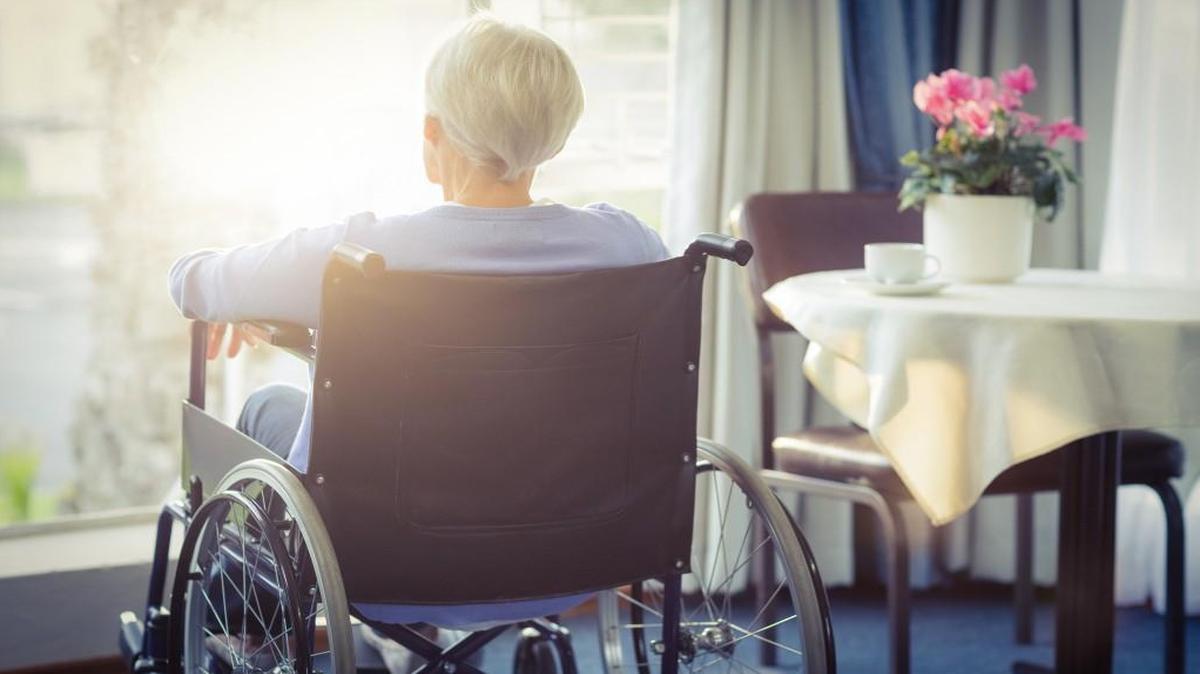 There are a number of features you would expect to have in homes within communities for people age 55 and older — doors and hallways that are at least 36 inches wide, and hand rails on both sides of stairs, to name a few. But one couple in such a community in Kansas City, Kan., say a lot of those features are absent from their home.